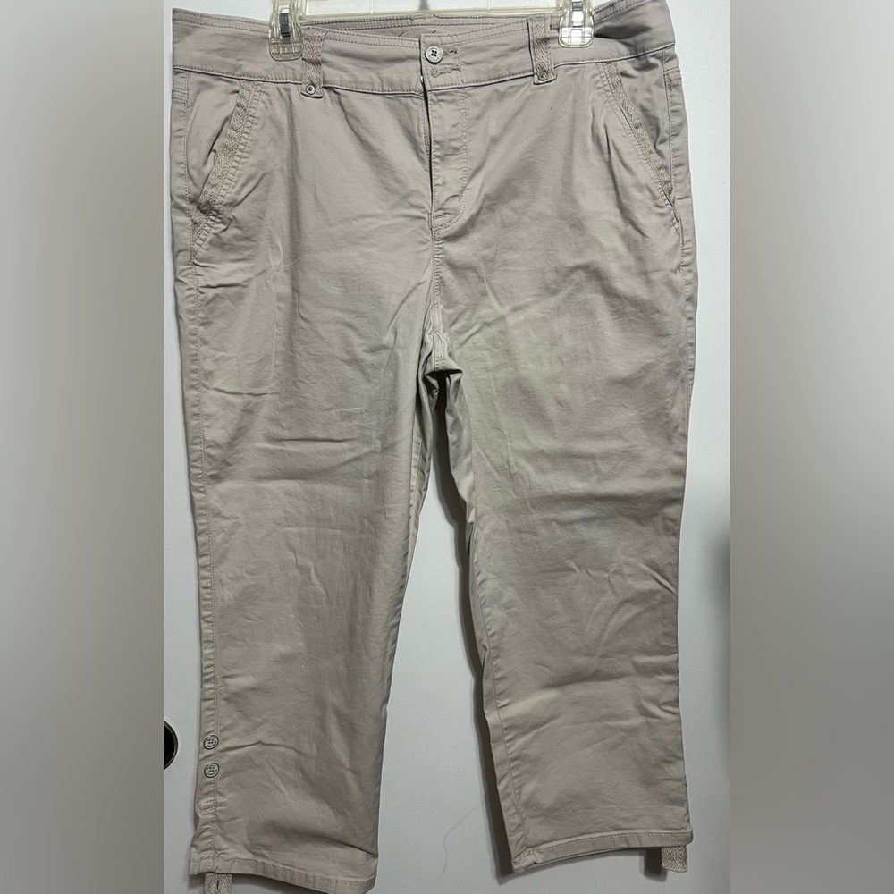 Capri pants by Gloria Vanderbilt